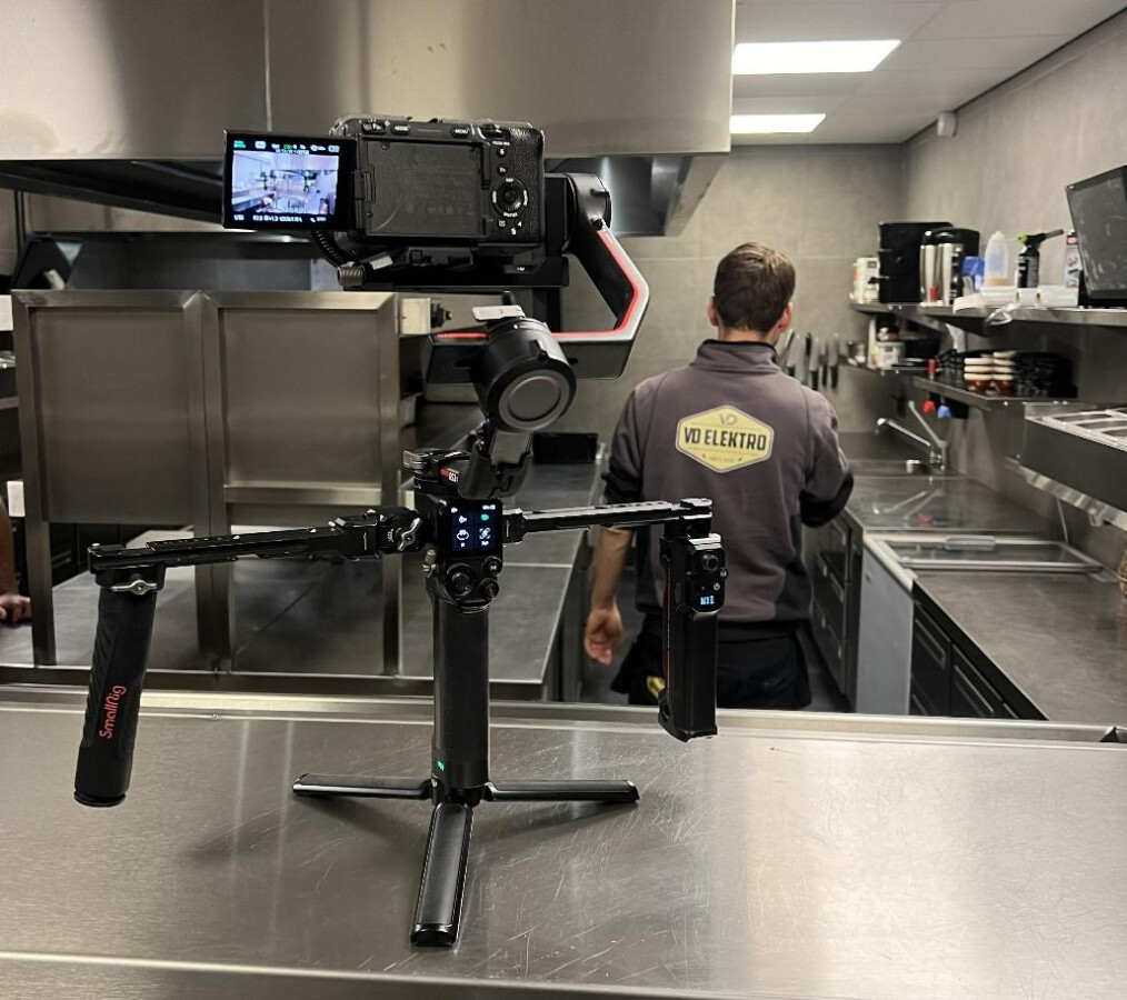 Een medewerker van VD Elektro die afbeeldingen maakt van een horeca keuken. Een medewerker van VD Elektro die afbeeldingen maakt van een horeca keuken.