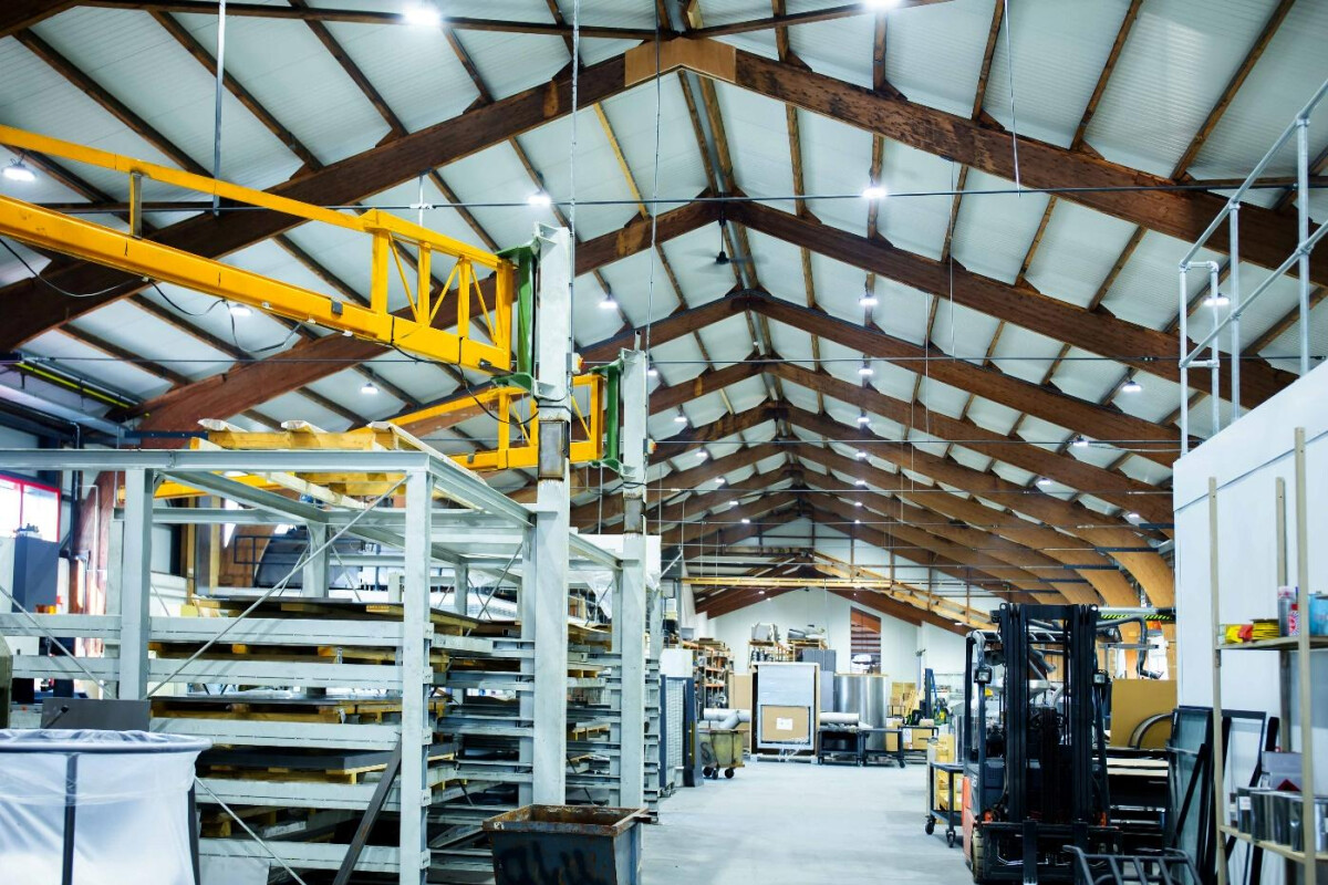 Helder verlichte loods met utiliteit functionaliteiten Helder verlichte loods met utiliteit functionaliteiten