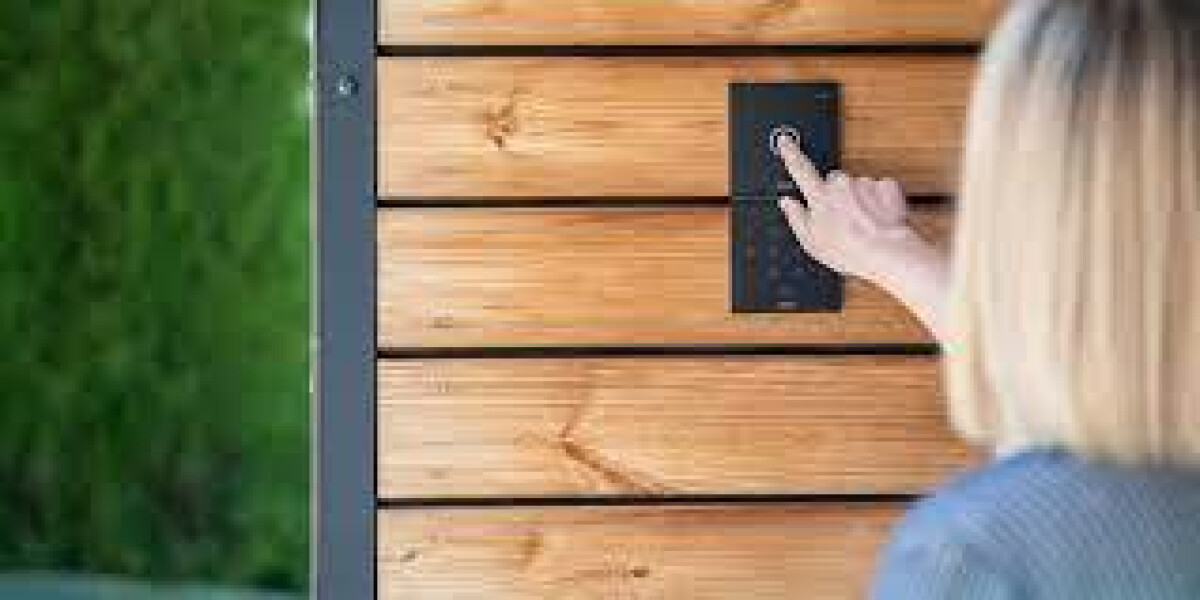 Een vrouw die een elektronische deurbel aanraakt Een vrouw die een elektronische deurbel aanraakt