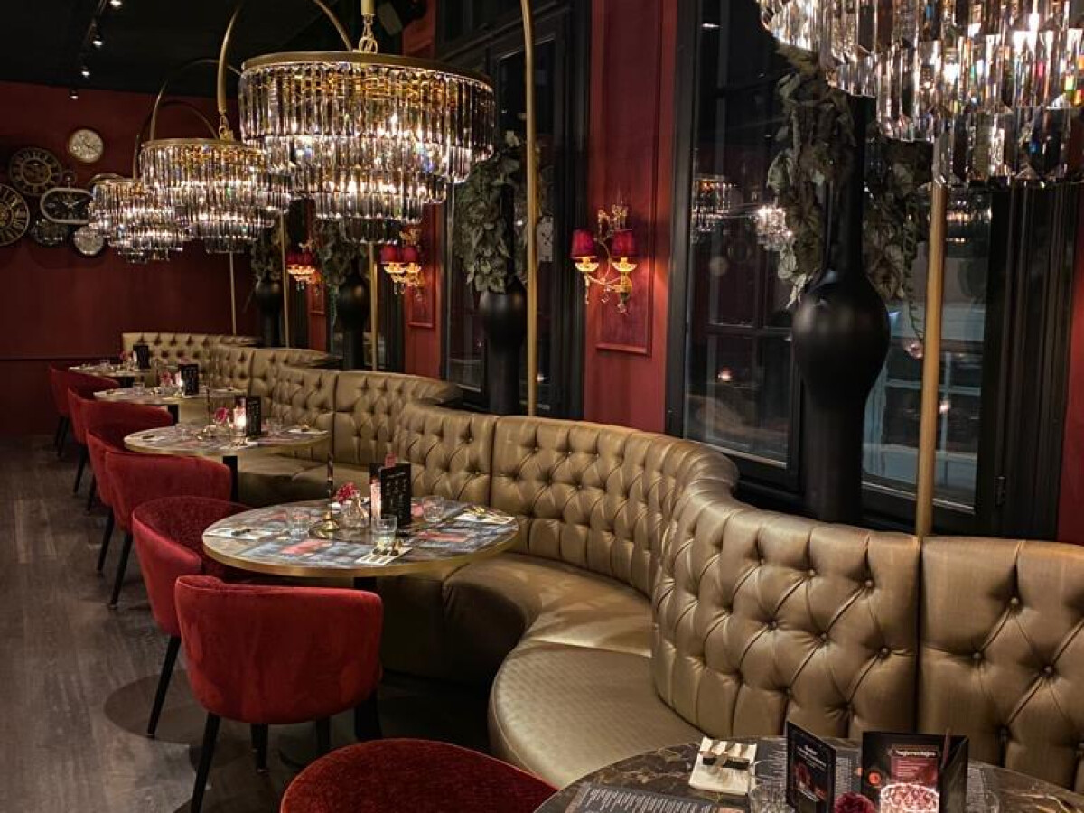 Een luxe horeca omgeving met kroonluchters