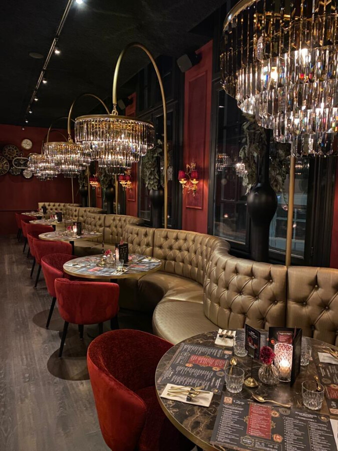 Een luxe horeca omgeving met kroonluchters Een luxe horeca omgeving met kroonluchters