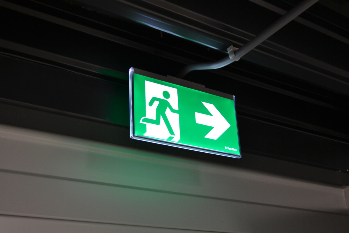Een verlicht nooduitgangsbord Een verlicht nooduitgangsbord