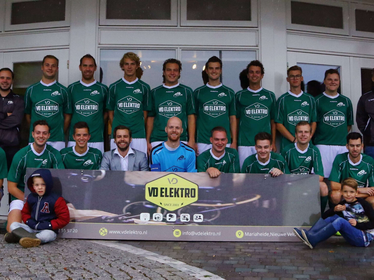 Voetbalteam dat het logo van VD Elektro op de shirts gedrukt heeft.