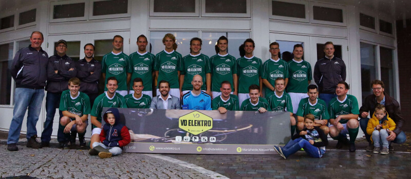 Voetbalteam dat het logo van VD Elektro op de shirts gedrukt heeft.